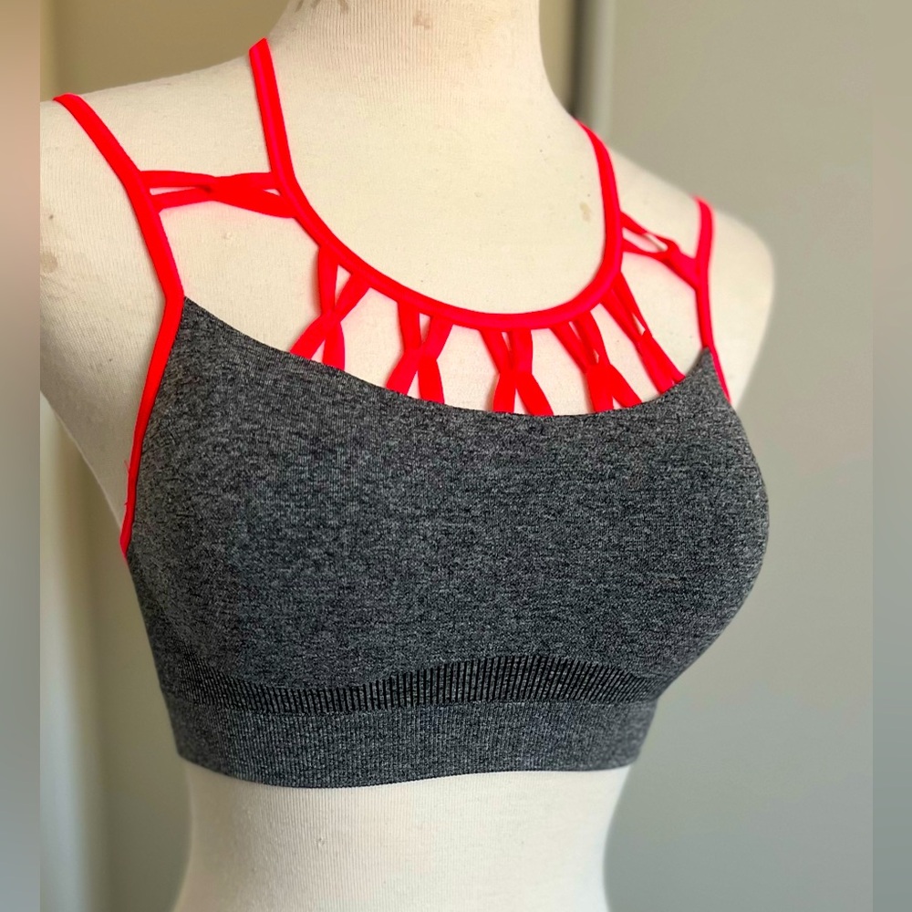 NWOT BALLY TOTAL FITNESS REMOVABLE CUP PAD BRA. SIZE SMALL
